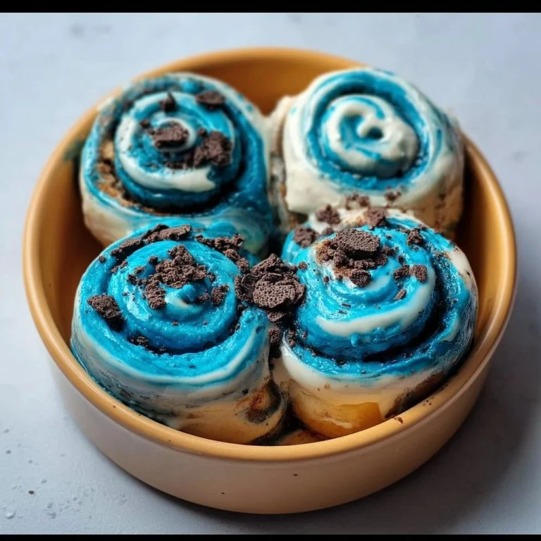 Cookie Monster Cinnamon Rolls – The Best Blue Swirl Treat to Bake (2025) 1 Delicious Cookie Monster Cinnamon Rolls with blue swirls ready to be served